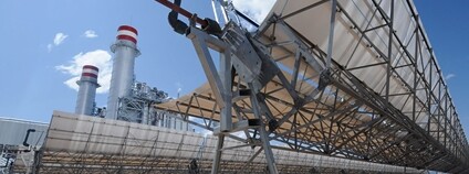 Tepelná a solární elektrárna Foto: Dana Smillie /World Bank Flickr