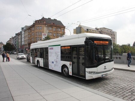 Zda budou jezdit autobusy na plyn či elektřinu, ještě není jasné. Ve vozech by podle Dolínka nicméně měly být umístěny mimo jiné obrazovky ukazující cestujícím trasu nebo by v nich měla fungovat wifi.