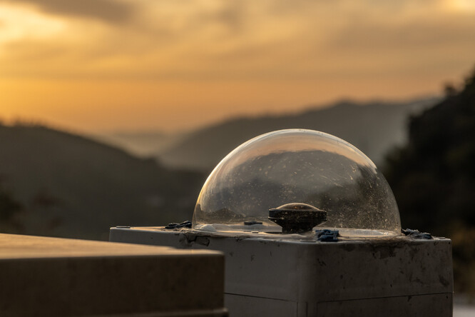 Fotoaparát s širokoúhlým objektivem a filtrem blokujícím infračervené záření.