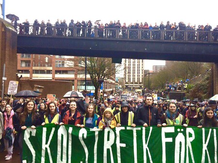 Mladá švédská aktivistka Greta Thunbergová v pátek opět zkritizovala politiky a média, kteří podle ní ignorují hrozbu klimatických změn.