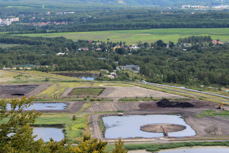 Při likvidaci dehtových kalů ze Staré Chodovské společnost Sokolovská uhelná využije zkušeností z předchozí likvidace podobné skládky Nových Chalup. Z minulosti zůstává v Karlovarském kraji ještě jedna obdobná skládka kalů, a to přímo v Karlových Varech. O tom, zda a jak bude zlikvidována, není doposud rozhodnuto. / Na obrázku skládka dehtových kalů u Staré Chodovské