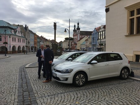 Úředníci z magistrátu v Chomutově budou jezdit novými elektromobily.
