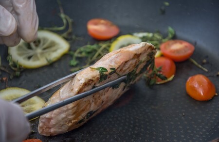 Předměty z recyklovaného plastu s příměsí jedů pochází nejčastěji z Číny a jsou k dostání v obchodech po celé Evropě i na českém trhu. O tom se Arnika přesvědčila už loni, kdy toxické látky objevila u 13 ze 47 hraček a kadeřnických pomůcek. Jak je na tom české kuchyňské náčiní hodlá Arnika ověřit. / Ilustrační foto