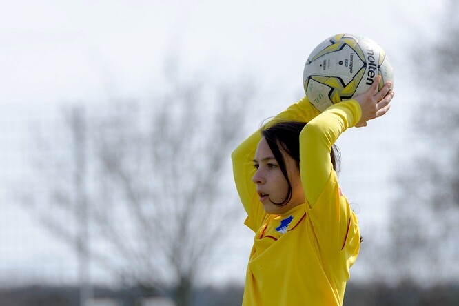 Partička dětí čutajících si s míčem někde na dvoře nebo na trávě za vesnicí problematická nebude. Problémy nastanou, až když místo louky na periferii vznikne uměle zatravněný pažit hřiště, obestavěný tribunami. Nebo vyhřívaný krytý bazén, vytápěná hala na tenis... A začneme sem jezdit, ať už jako účastník, doprovod anebo fanda, autem.