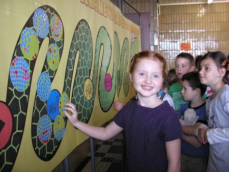 Podle aktuálních plánů, platných prozatím od středy do pátku, budou mít žáci na druhém stupni vyučování zkráceno na čtyři hodiny, na druhém stupni na pět hodin.