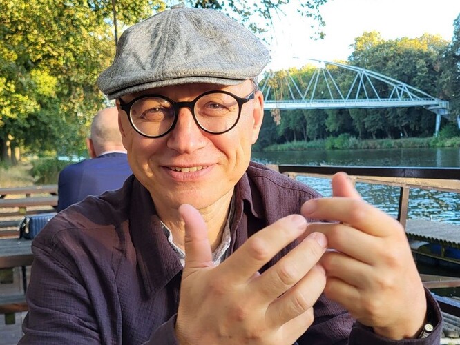 Martin Nawrath je terapeutem a facilitátorem. Věnuje se zejména vztahu demokracie a přírody v kontextu péče o duševní zdraví a aspektu klimatické krize jako příležitosti k proměně pohledu na život. Příležitostně píše eseje a básně. Je spoluzakladatelem Klidem – Institutu pro ekoterapii.