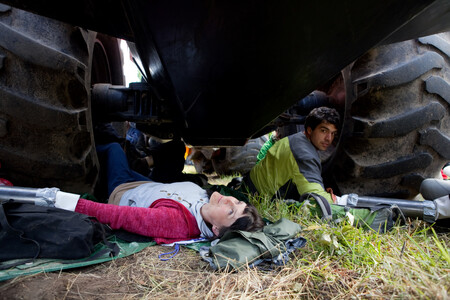 Protestující pochodovali s transparenty k budově polského ministerstva životního prostředí. Řečníci na shromáždění pořádaném organizací Greenpeace požadovali, aby bylo celé území pralesa na polsko-běloruském území prohlášeno za národní park.