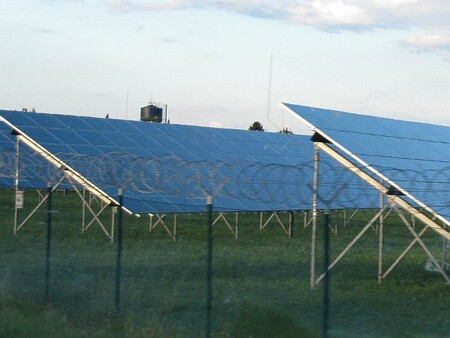 Krajský soud v Brně na začátku května potrestal  vězením až 8,5 roku a propadnutími majetku trojici mužů za podvod se solární elektrárnou v Sokolnicích na Brněnsku.