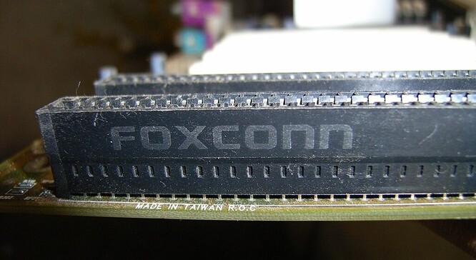 Nástup Foxconnu do odvětví může tradiční automobilky ohrozit. Nezavedení hráči mohou použít jako zkratku na automobilový trh smluvní výrobce, jako je právě tchajwanská společnost, napsala agentura Reuters.