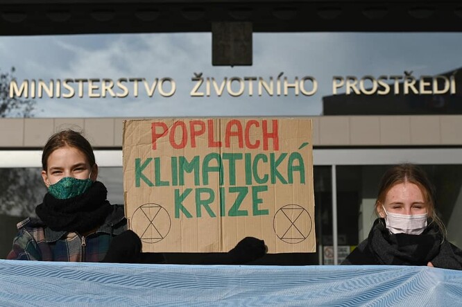 Aktivisté původně plánovali protest do 26. listopadu, kdy se komise měla sejít. Její předsedové se ale dohodli na posunutí jednání na pátek 4. prosince.