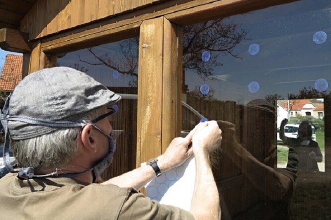 UV samolepky jsou pro člověka podle ochranářů téměř neviditelné, pro ptáky ale svítivě modré.