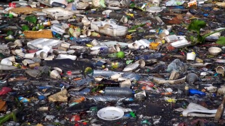 Plasty v řece v Asii.