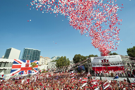 Vypouštění 30 tisíc balónků má svou symboliku, stejný je totiž i počet obyvatel Gibraltaru. Vypuštěné balónky však nezmizí, ale zůstávají v životním prostředí. Zvířata si je snadno spletou s potravou, což má pro ně fatální následky.