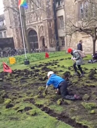 Tři lidi obvinila minulou středu britská policie v souvislosti s pondělním protestem, na kterém klimatičtí aktivisté kritizovali univerzitu v Cambridge za vazby na těžební společnosti.