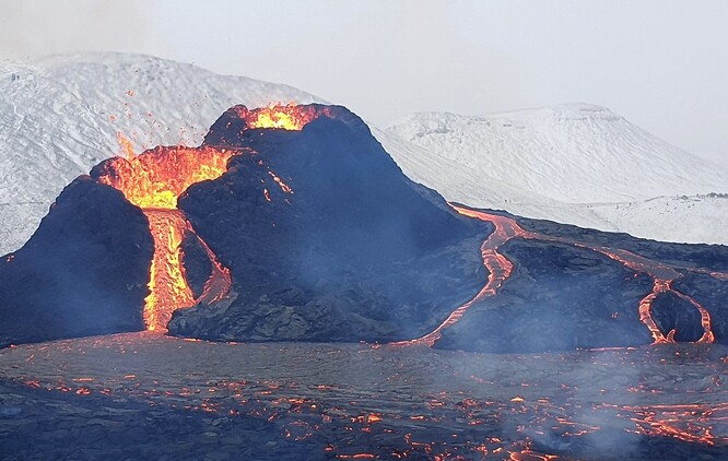 Loňský výbuch sopky Fagradalsfjall podle expertů patřil k celkem poklidným výlevům magmatu z trhlin v zemské kůře. K erupcím na poloostrově Reykjanes dochází jednou za 800 až 1000 let, ta předchozí je datována do roku 1240.