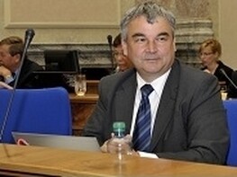 Kritička vedení inspekce, bývalá vedoucí právního oddělení na ČIŽP Jitka Jelínková, včera média upozornila na zřejmě nezákonnou dohodu mezi státním tajemníkem ministerstva životního prostředí (MŽP) Janem Landou a ministrem Richardem Brabcem (ANO) o výběru nejvhodnějšího uchazeče.