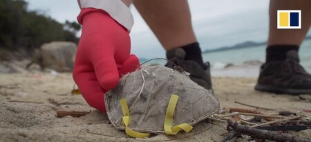 Odhozené masky, roušky i použité respirátory se hromadí na plážích i ulicích Hongkongu a představují významnou zátěž pro životní prostředí.