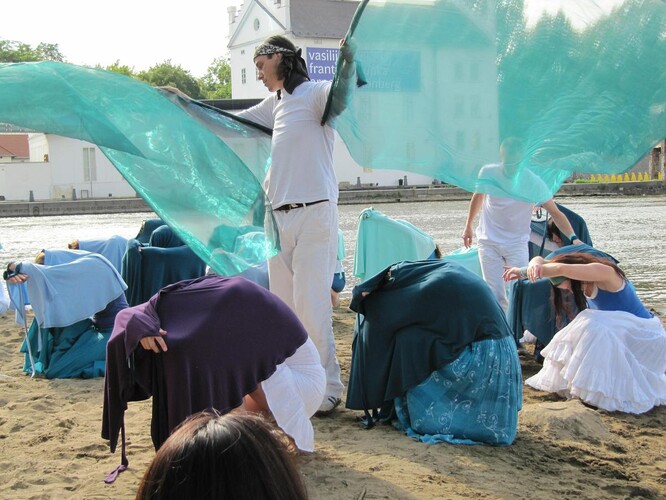 Global Water Dances se koná každé dva roky. Vzhledem k pandemii se letos netančí veřejně ve stejnou hodinu a stejný den, ale účastníci skládají dohromady ze záznamů svých akcí jedno filmové dílo.