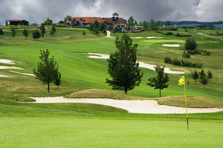 Firma Park Golf zavlažovala devítijamkové golfové hřiště v hradecké čtvrti Roudnička ze dvou vrtaných studní. Povolení k nakládání s vodami k tomu neměla.
