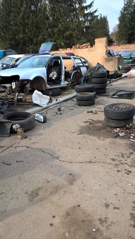 Firma Goltze Investments a podnikatel František Nohejl si vraky aut předávali nelegálně a porušili zákon o odpadech.