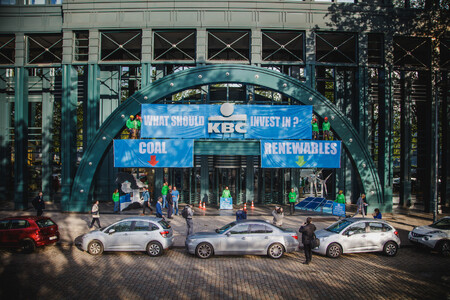 Protestní akce belgických a českých aktivistů před KBC General Assembly v Bruselu.