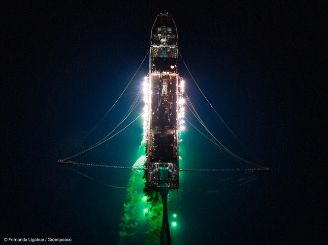 Letecký sníměk čínského plavidla lovícího olihně v Indickém oceánu.