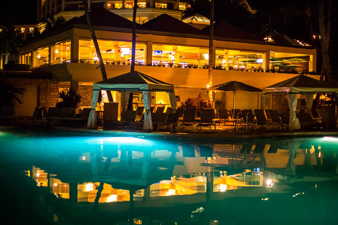 Umělé osvětlení v resortu Grand Wailea na ostrově Maui dezorientuje buřňáky havajské při přeletech mezi hnízdními koloniemi a oceánem, uvedly organizace. Mořští ptáci si mohou plést světla s měsícem a hvězdami, podle kterých se orientují při svých cestách na moře.