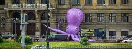 Obří nafukovací chobotnice na happeningu Greenpeace Foto: Petr Zewlakk Vrabec Greenpeace