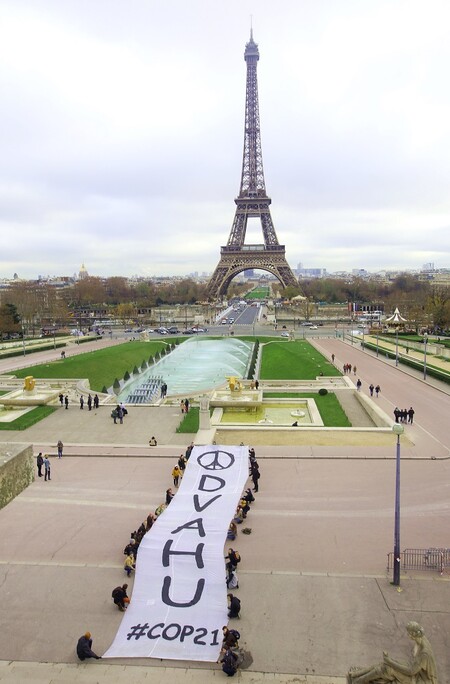Experti Klimatické koalice v ČR vidí ale zásadní nedostatek v tom, že chybí konkrétní kroky, které povedou k potřebnému snížení globálních emisí skleníkových plynů do poloviny století. Na obrázku akce Greenpeace pořádané v průběhu konání pařížské konference