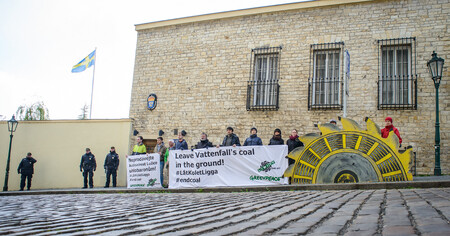 Desítka aktivistů držela před vstupem do velvyslanectví transparenty s nápisy Neprodávejte budoucnost Lužice uhlobaronům! a vyzývala švédskou vládu, aby uhlí z Vattenfallu nechala raději v zemi