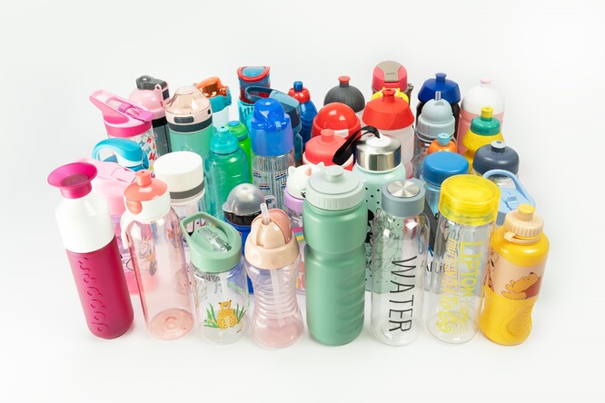 Děti přicházejí do kontaktu se změkčovadly nejen prostřednictvím opakovaně používaných lahví na pitnou vodu, ale také například prostřednictvím plastových hraček, oblečení a koberců.