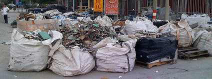 Zpracování elektroodpadu v čínském městě Kuej-jü Foto: Bert van Dijk Flickr