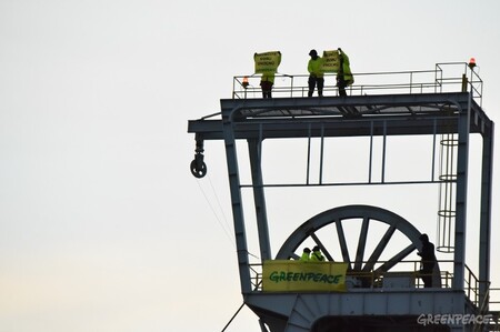 Aktivisté během protestu na věži zmiňovaného dolu vyvěsili transparent proti těžbě uhlí a upozornili na znečištění přírody a ohrožení zdraví lidí.