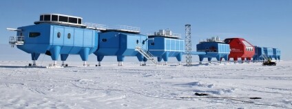 Osm vzájemně propojených buněk stanice Halley VI - které se podobají barevným železničním vagonům - se tyčí na hydraulických nohách umístěných na obřích, osmimetrových lyžích.