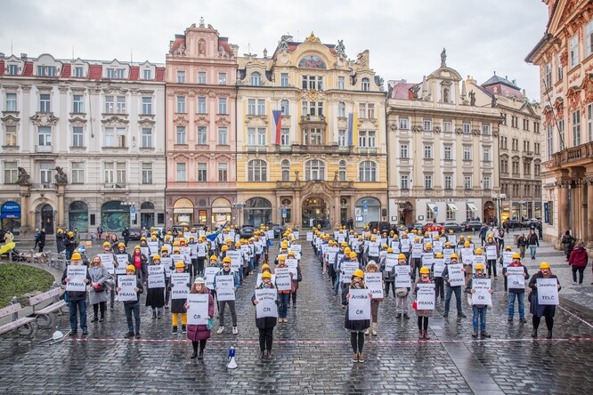Zástupci ekologických organizací stáli před budovou MMR ve čtverci a drželi transparenty s názvy jednotlivých spolků. "Vláda jedná (s lobbisty) a ty občane mlč", hlásal také jeden z transparentů. Řečníci v proslovech opakovali, že mají ústavní právo na příznivé životní prostředí, a chtějí, aby měla veřejnost možnost vyjadřovat se ke stavbám, které se jí týkají.