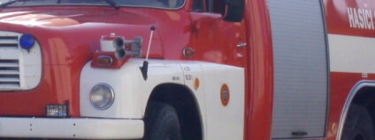 Masivní únik pohonných hmot, které vytvořily skvrnu o délce 900 metrů, řešili včera dopoledne hasiči v centru Tachova. / ilustrační foto