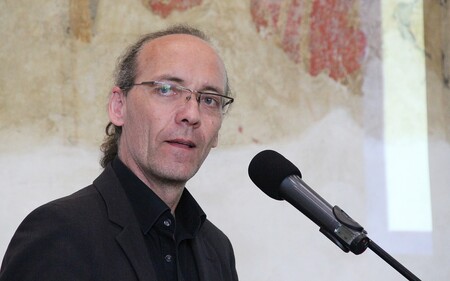 „Investovat do zvětšení kanalizace, to je jako když zakopete peníze pod zem. Nikdo je neuvidí. Povrchové úpravy mohou s dešťovou vodou také pomoci a ještě zpříjemní lidem pobyt ve městě,“ říká krajinný architekt Gerhard Hauber.