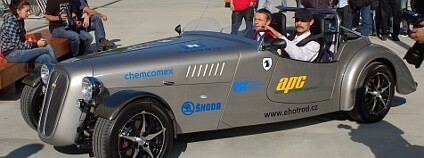 Tvůrce elektromobiul EHR 10 Josef Havránek veze pražského primátora Pavla Béma. Foto: Martin Singr/Ekolist.cz