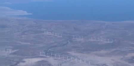 Keňský prezident Uhuru Kenyatta minulý týden slavnostně uvedl do provozu rozsáhlou větrnou farmu, zřejmě největší v Africe. Náklady na výstavbu farmy o výkonu 310 megawattů dosáhly výše 680 milionů dolarů (téměř 15,5 miliard korun).