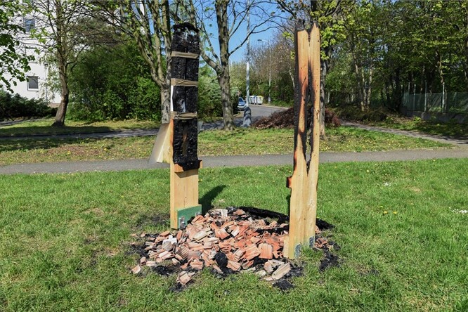 Hmyzí hotel jako příležitost pro vandaly.