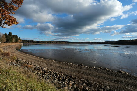 Středočeský kraj chce umožnit vstup do vznikajícího spolku, který bude mít na starosti rozvoj turistiky v Brdech, i malým obcím.  Na ilustračním snímku Hořejší Padrťský rybník po výlovu.