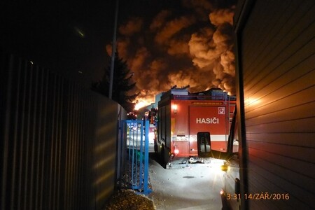 Po celodenním hašení začala ve středu odpoledne těžká technika rozebírat zřícené stavby.