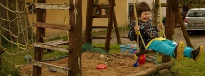 Projekt využívá výsostně přírodní materiály, především dřevěné prvky, lana, jediným nepřírodním materiálem je klouzačka