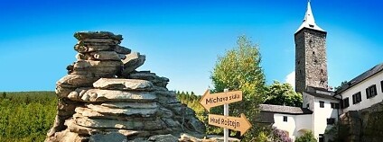 Obce se podle Fabeše díky geoparku možná přiblíží i splnění dvou velkých snů: vzniku dřevěné naučné stezky v korunách stromů poblíž hradu Roštejn a rozhledny na Javořici, nejvyšším vrcholu Vysočiny, o jejíž stavbě vedou místní lidé debaty lé