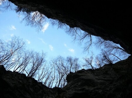 Hranická propast leží v národní přírodní rezervaci Hůrka u Hranic v katastru města Hranice.