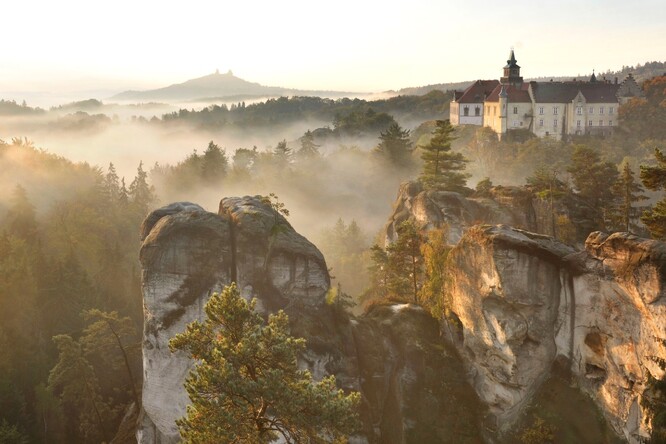 Ranní Hrubá Skála a Trosky z Mariánské vyhlídky.