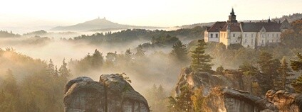 Ranní Hrubá Skála a Trosky z Mariánské vyhlídky. Foto: Zdeněk Patzelt