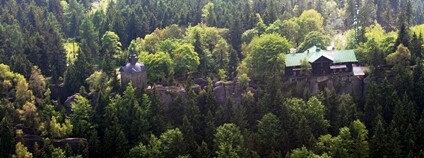 Kaple Hvězda v zasněžených Broumovských stěnách Foto: Karelj Wikimeda Commons