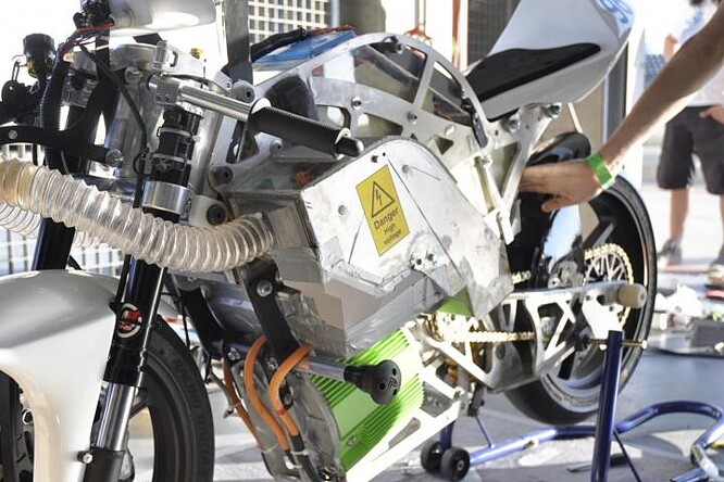 Současná výzva je zakomponování systému palivového článku, který přeměňuje vodík na elektrickou energii do konstrukce motocyklu.