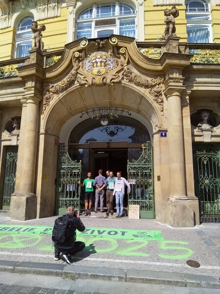 Aktivisté vyzývají vládu k tomu, aby začala jednat a adekvátně podpořila úspory energie a rozvoj obnovitelných zdrojů.